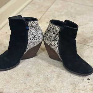 Very Volatile Wedge Animal Print Bootie! Size 7.5